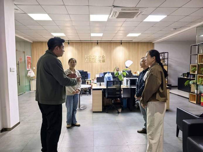 一些人站在厨房里 AI 生成的内容可能不正确。