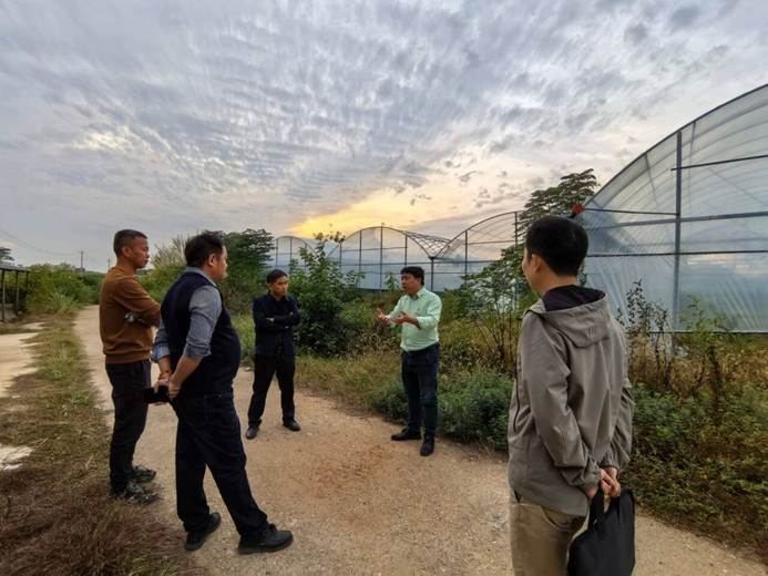 一群人站在草地上 AI 生成的内容可能不正确。