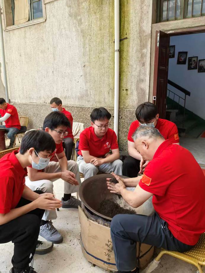 小孩们在吃东西的一群人 AI 生成的内容可能不正确。