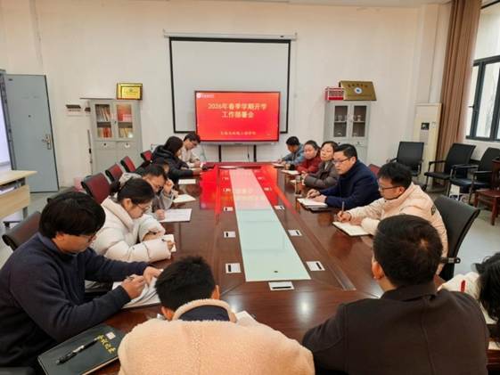 会议室里的人们 AI 生成的内容可能不正确。